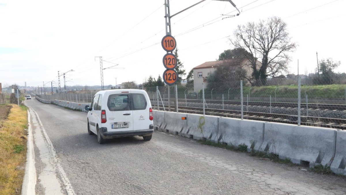 Un vehicle circula pel camí de Vallcalent al tram on hi ha la tanca.