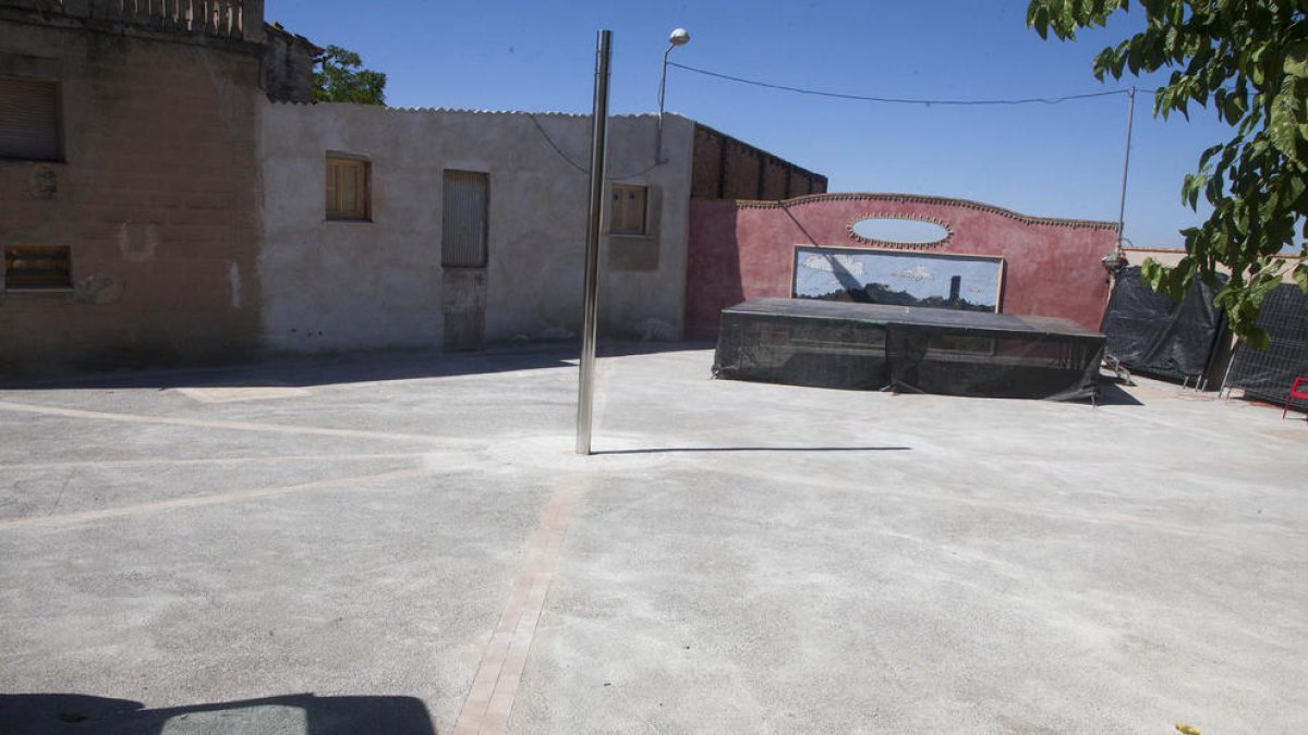 Imagen de la plaza de la Font de La Figuerosa ya renovada.