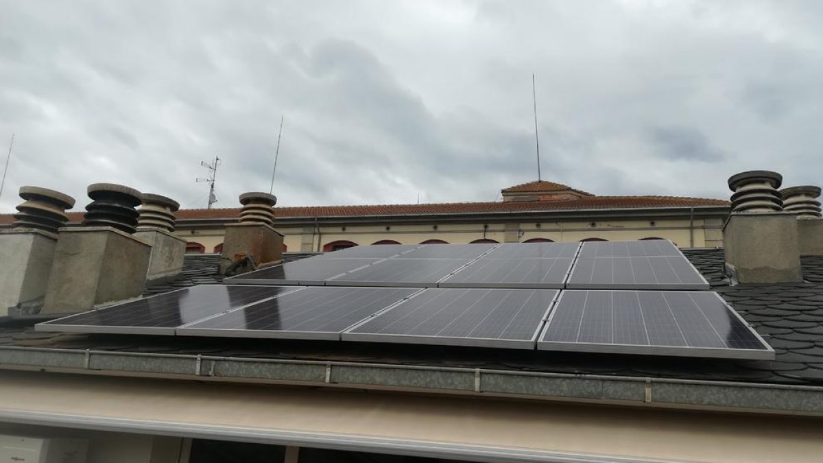 Un dels habitatges de la Seu que aposten per l’autoconsum.