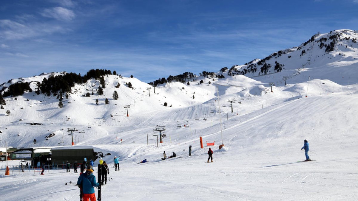 Esquiadors a Baqueira dilluns, quan va obrir l’estació.