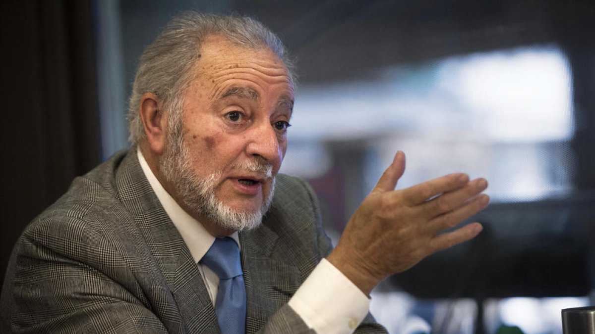 Julio Anguita se retiró de la primera línea política y renunció a la pensión como exdiputado.