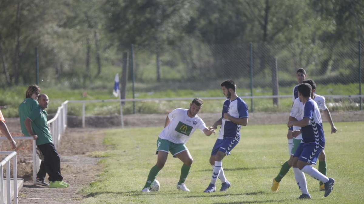 Una jugada del partit d’ahir entre el Torres de Segre i el Balàfia B.