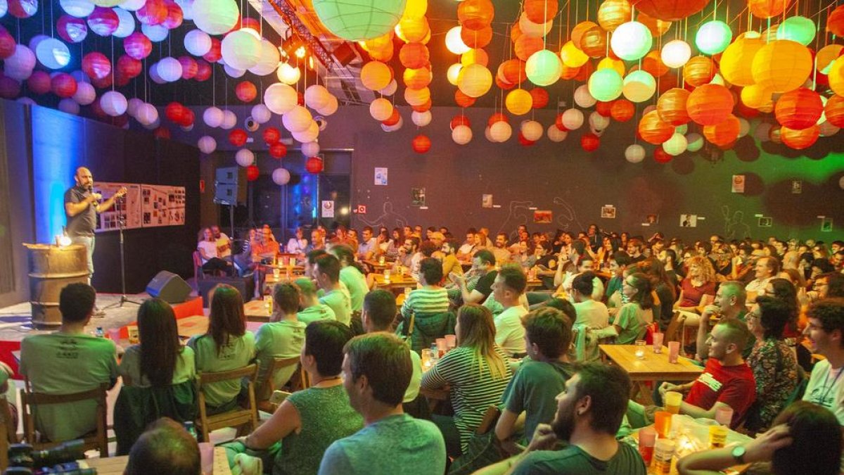 L’Espai MerCAT de Tàrrega es va omplir dissabte a la nit en ‘La Nit dels Monòlegs’ de Lo Memefest.