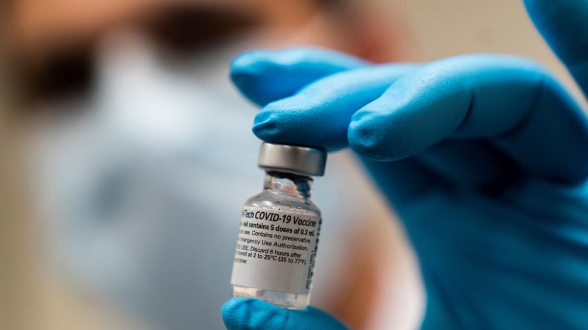 Imagen de una dosis de la vacuna de BioNTech y Pfizer.