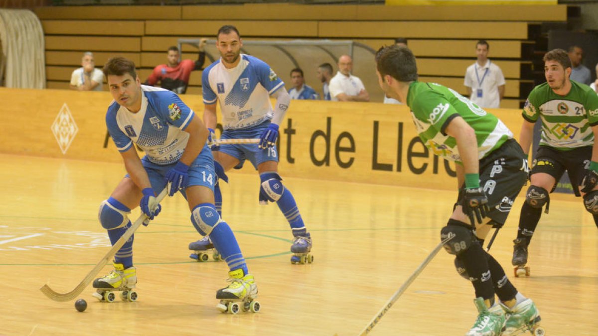 Xixi Creus controla una bola, en una acció del partit d’ahir amb l’Alcobendas.