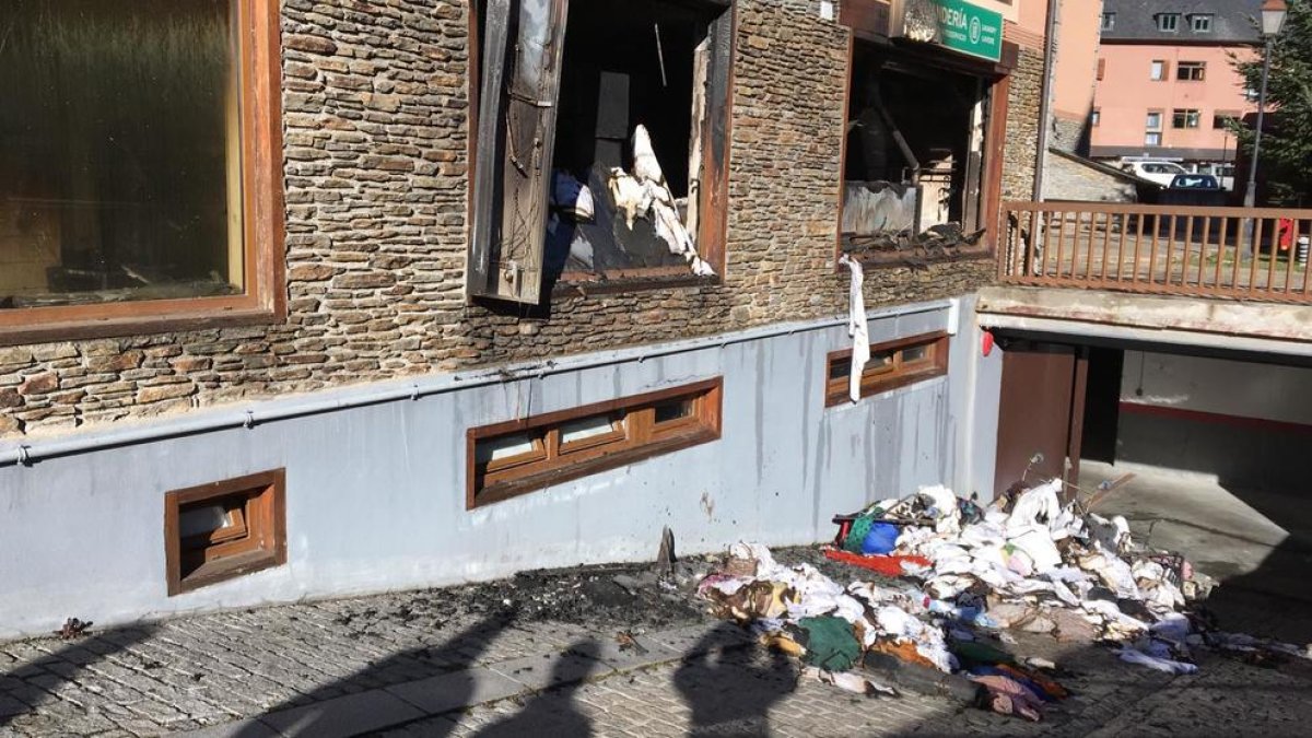 La bugaderia, ahir després de l’incendi al magatzem.