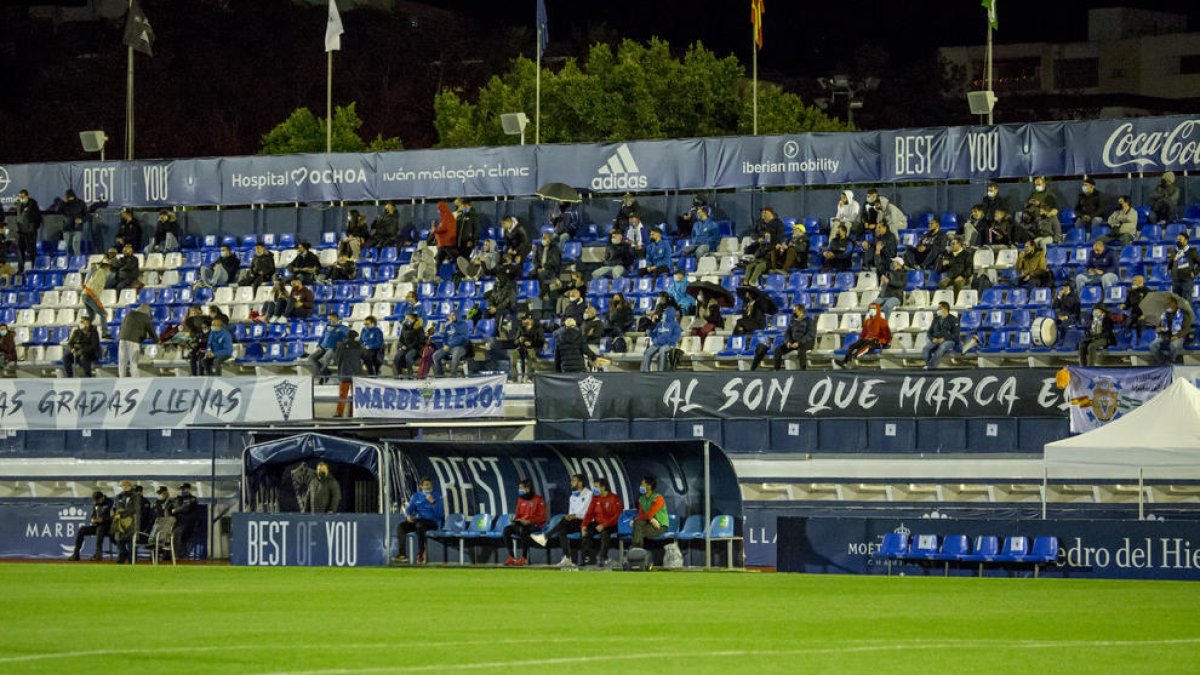 El públic va poder assistir al partit i uns 400 espectadors es van asseure a la grada.