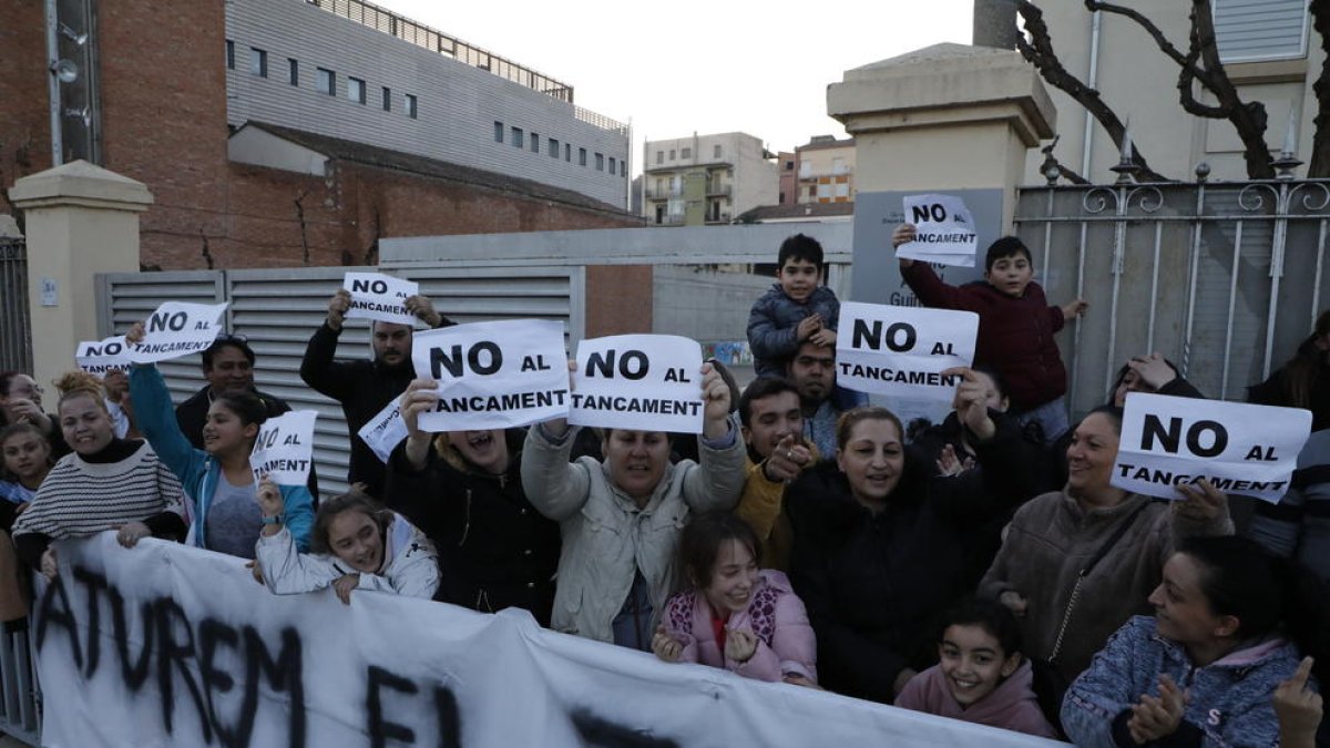 Imagen de una protesta en las puertas del centro contra su cierre.