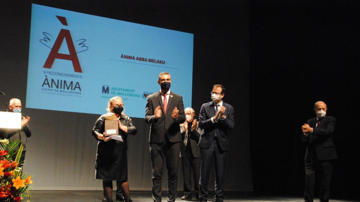 Glòria Casaldàliga fue la encargada de recoger el premio de manos del conseller Solé.