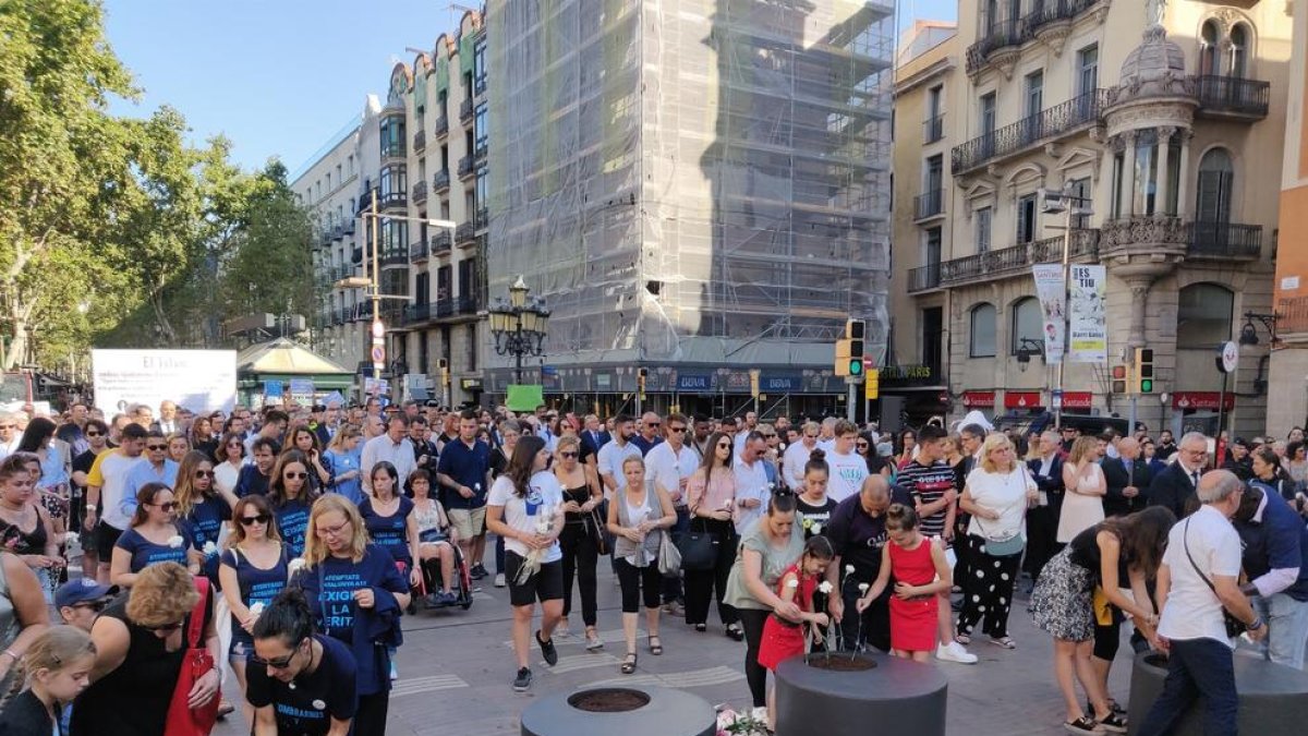 Barcelona homenajea a las víctimas del 17A con flores y