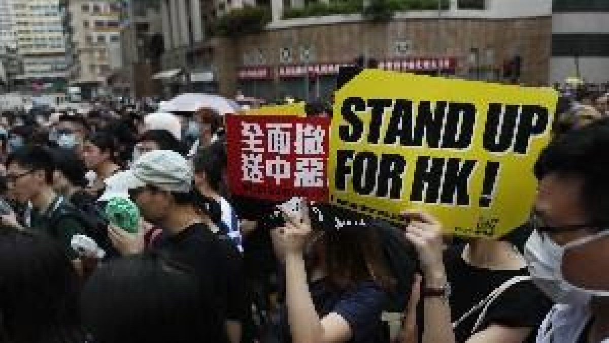 Miles de profesores marchan en Hong Kong para 