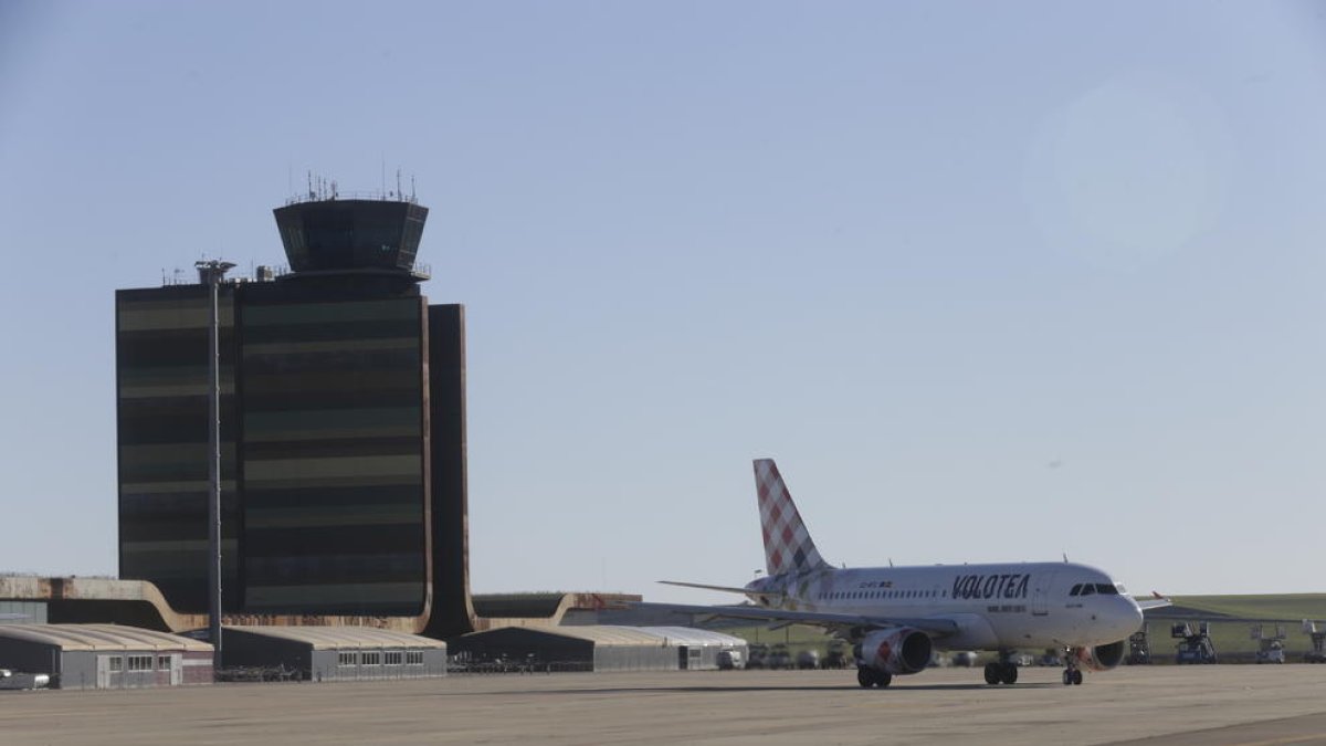 Imatge de l’avió de Volotea el passat 10 de gener davant de la terminal de l’aeroport.