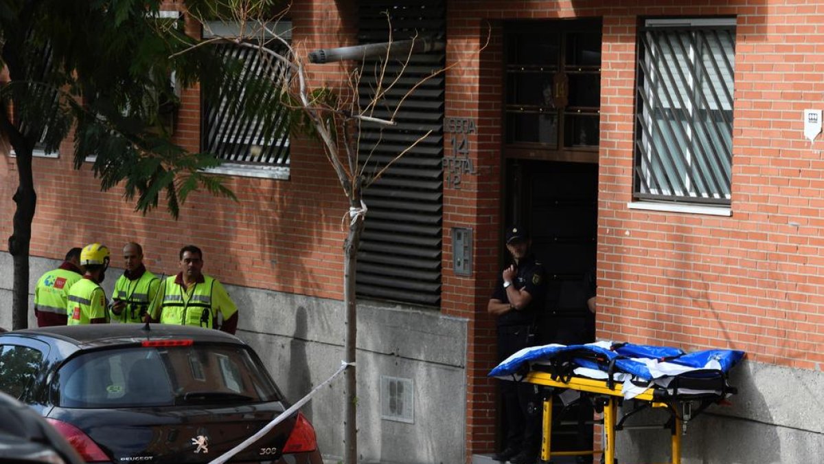 Agentes y sanitarios frente al domicilio donde ocurrió el suceso.