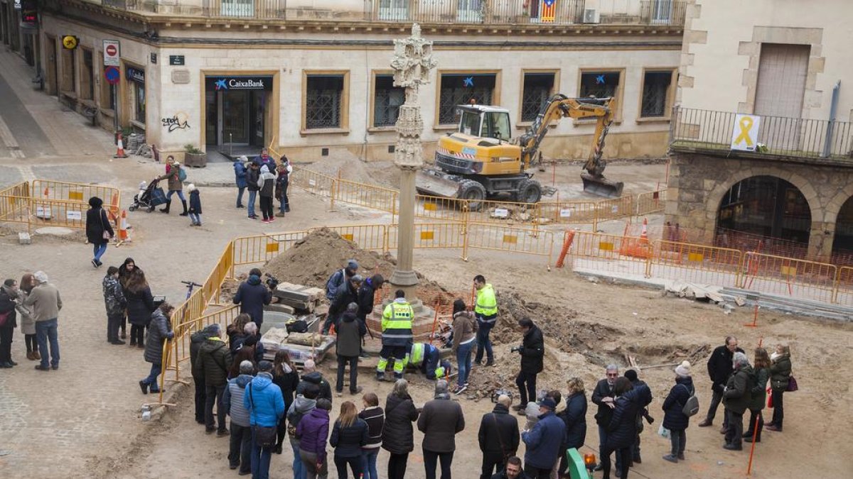La retirada de la losa de piedra generó una gran expectación entre los vecinos por ver qué habia debajo.