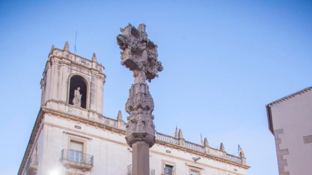 Las obras de la plaza Major de Tàrrega junto a la cruz de término.