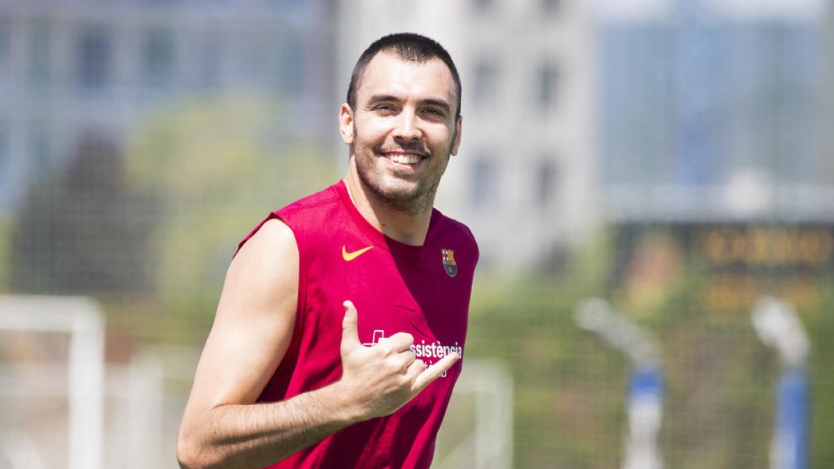 Oriola, durante la sesión del viernes en el campo de fútbol.