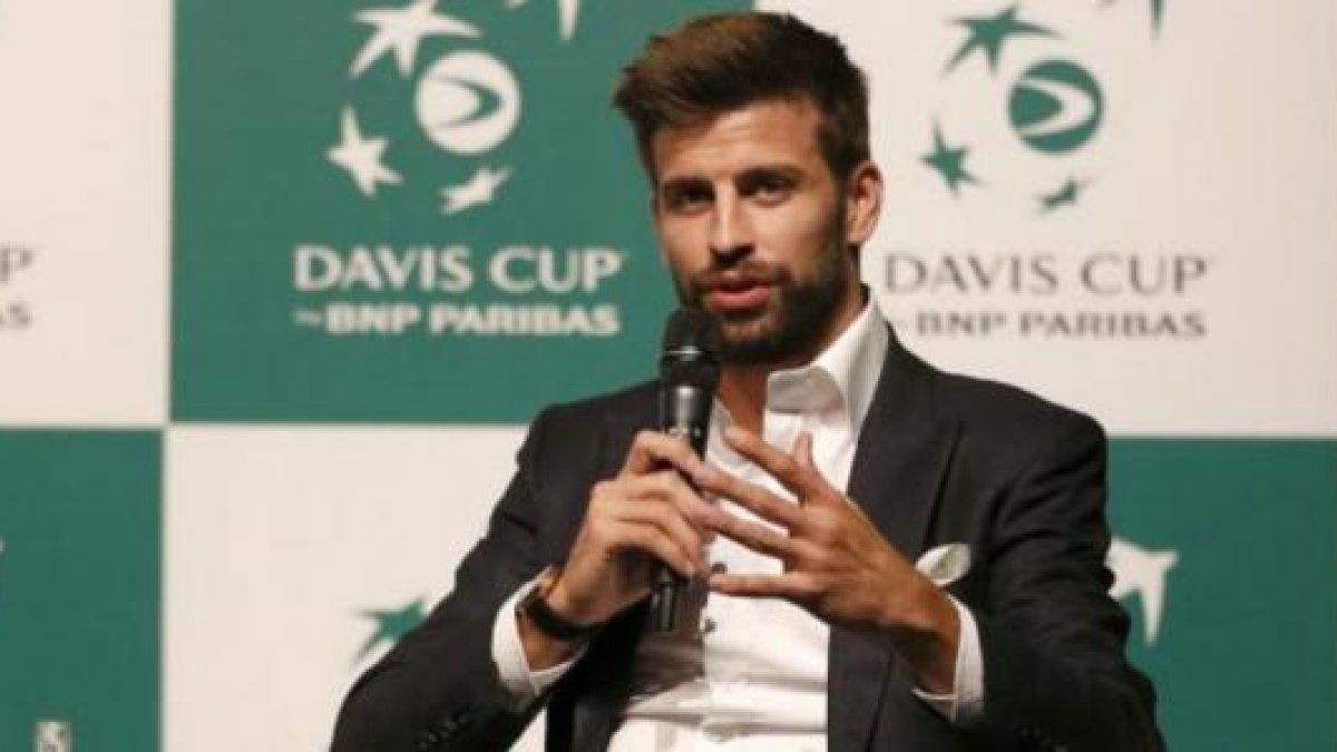 Piqué, presentando la Davis.