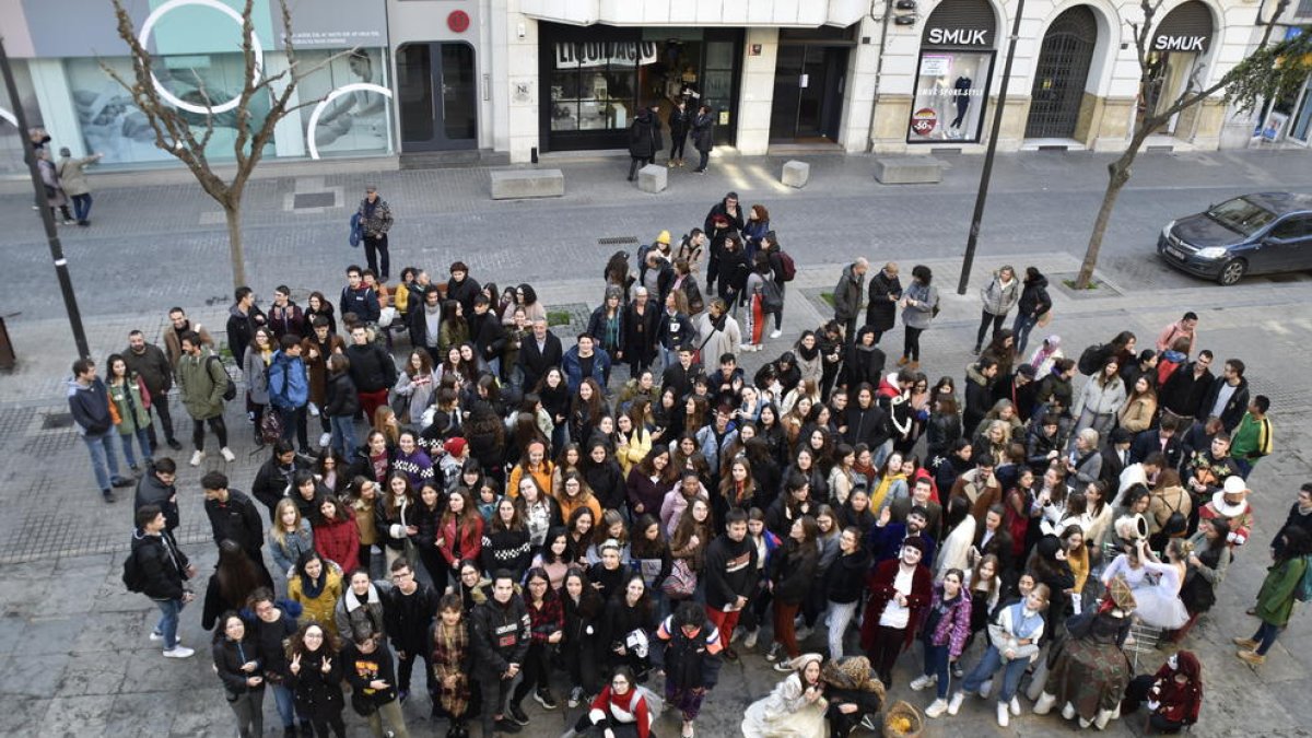 Foto de grup dels alumnes d’ensenyaments artístics participants en aquest projecte educatiu d’homenatge al poeta visual Joan Brossa.