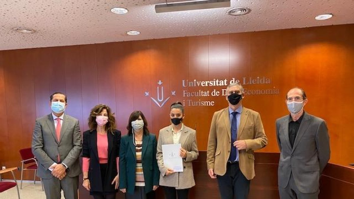 Foto de familia de la galardonada, Laura Fortuny, y los organizadores del premio.