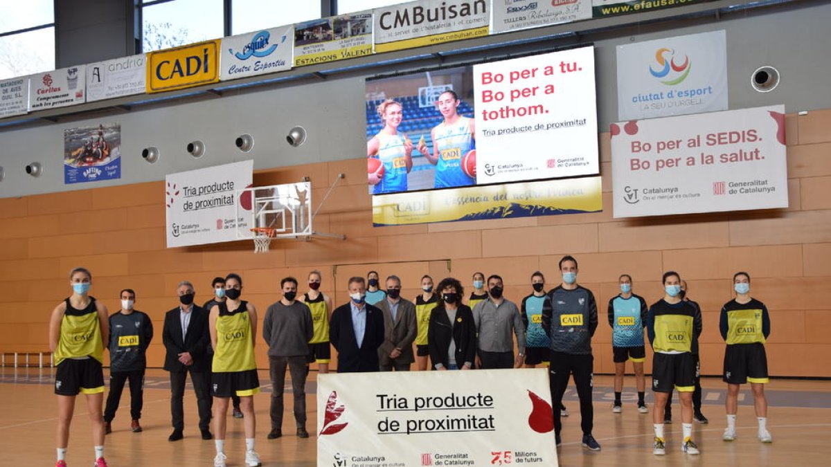 Las jugadoras del Cadí La Seu participaron ayer en la presentación de la campaña ‘Bo per tu. Bo per a tothom’, ayer en el Palau d’Esports.