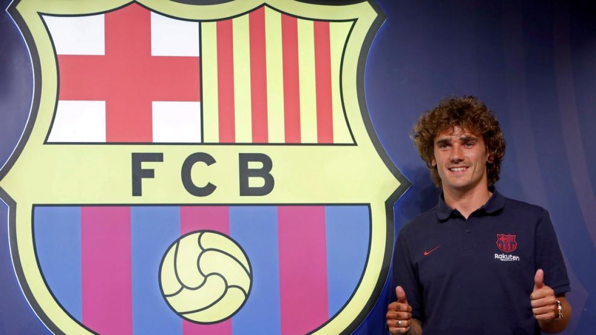 Antoine Griezmann ya posó ayer junto al escudo del Barça.