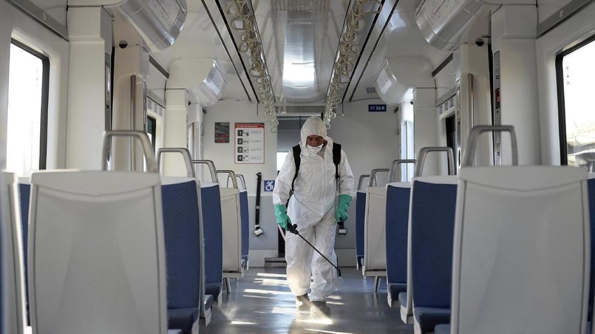 Un operario desinfecta un tren en la ciudad chilena de Valparaíso.