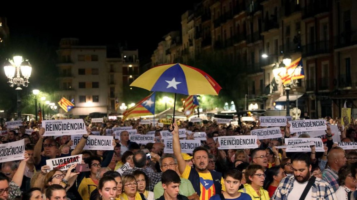 Concentración en la plaza de la Font, frente al ayuntamiento de Tarragona.
