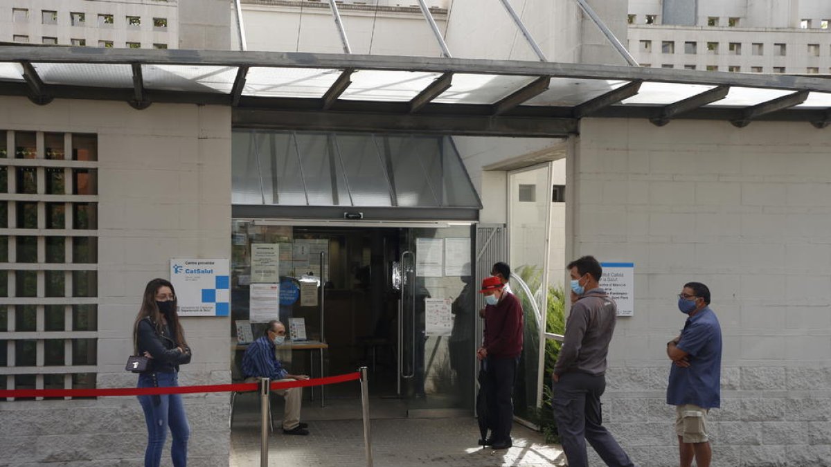 Pacientes haciendo cola en el exterior del CAP de Balàfia-Pardinyes.