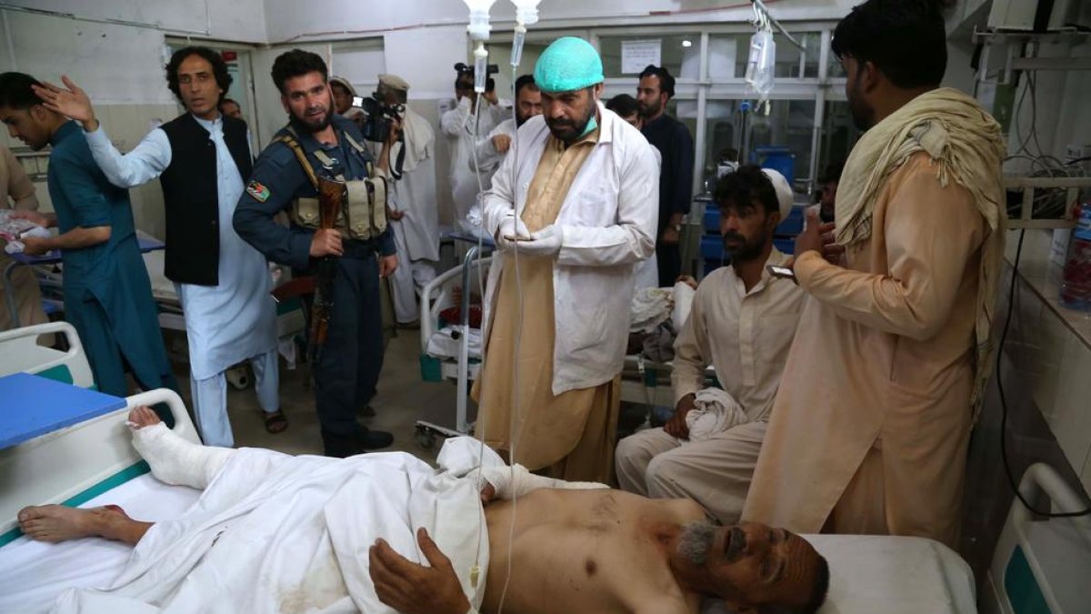 Un sanitario atiende a una víctima del ataque en Afganistán.