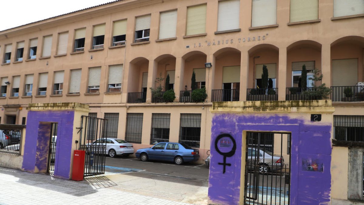 Vista de les pintades que van aparèixer ahir a la façana de l’institut Màrius Torres.