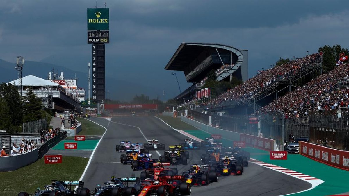 El grupo de pilotos, con los Mercedes en cabeza, en los primeros compases de la carrera ayer en el Circuit de Barcelona-Catalunya.