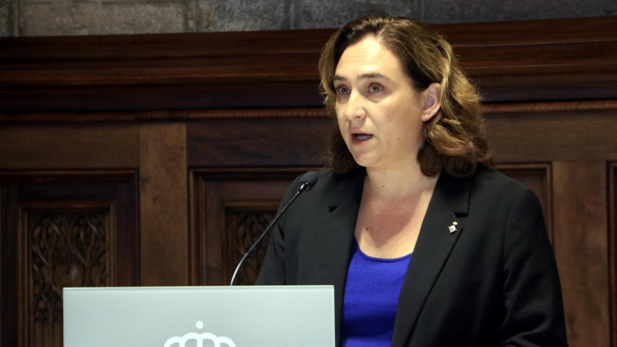 La alcaldesa de Barcelona, Ada Colau, ayer, mientras comparecía.