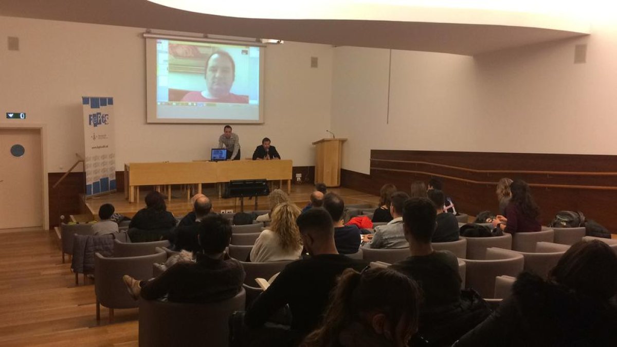 Francesc Miralles va fer una videoconferència des de l’Índia.