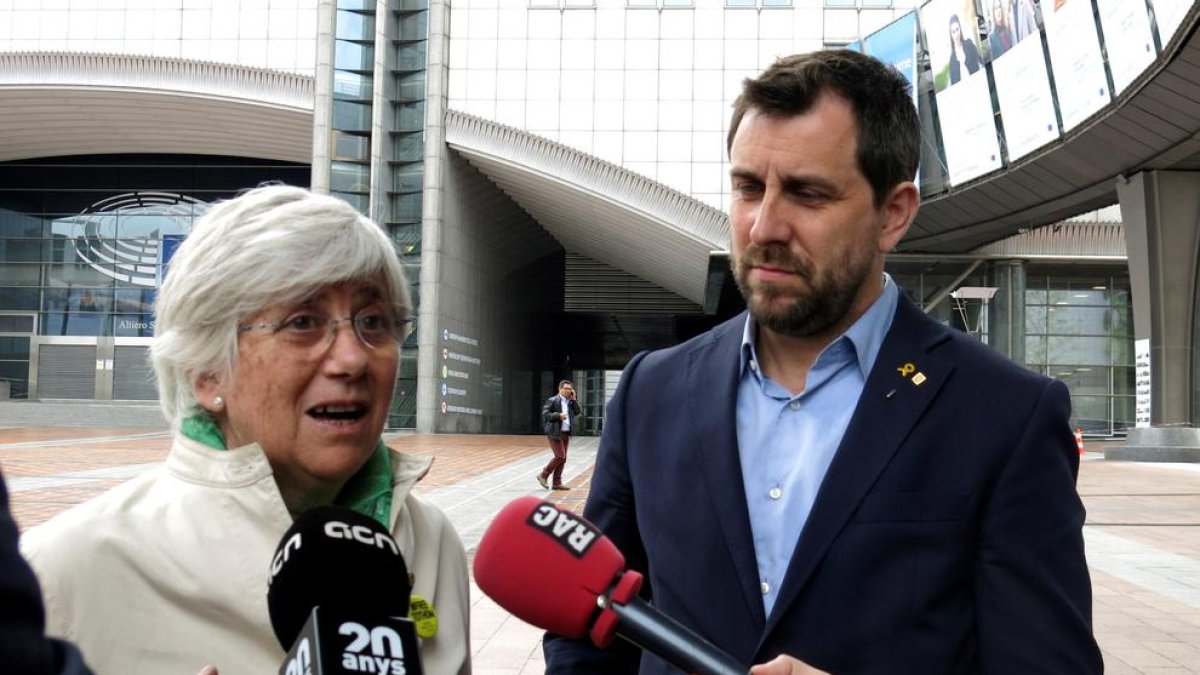 L'exconsellera Clara Ponsatí s'entrega en una comissaria d'Edimburg