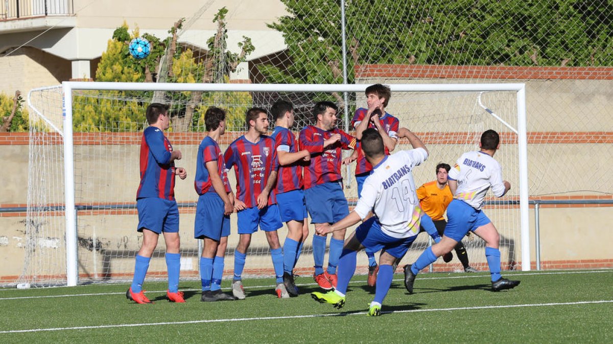Jaume, de falta directa, se dispone a marcar el primer gol ante la barrera defensiva y el portero rival.