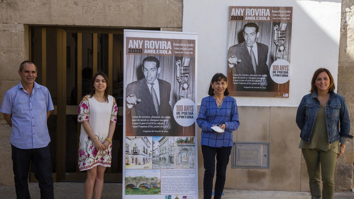 La alcaldesa (derecha), con parte de la familia de Ramon Rovira.