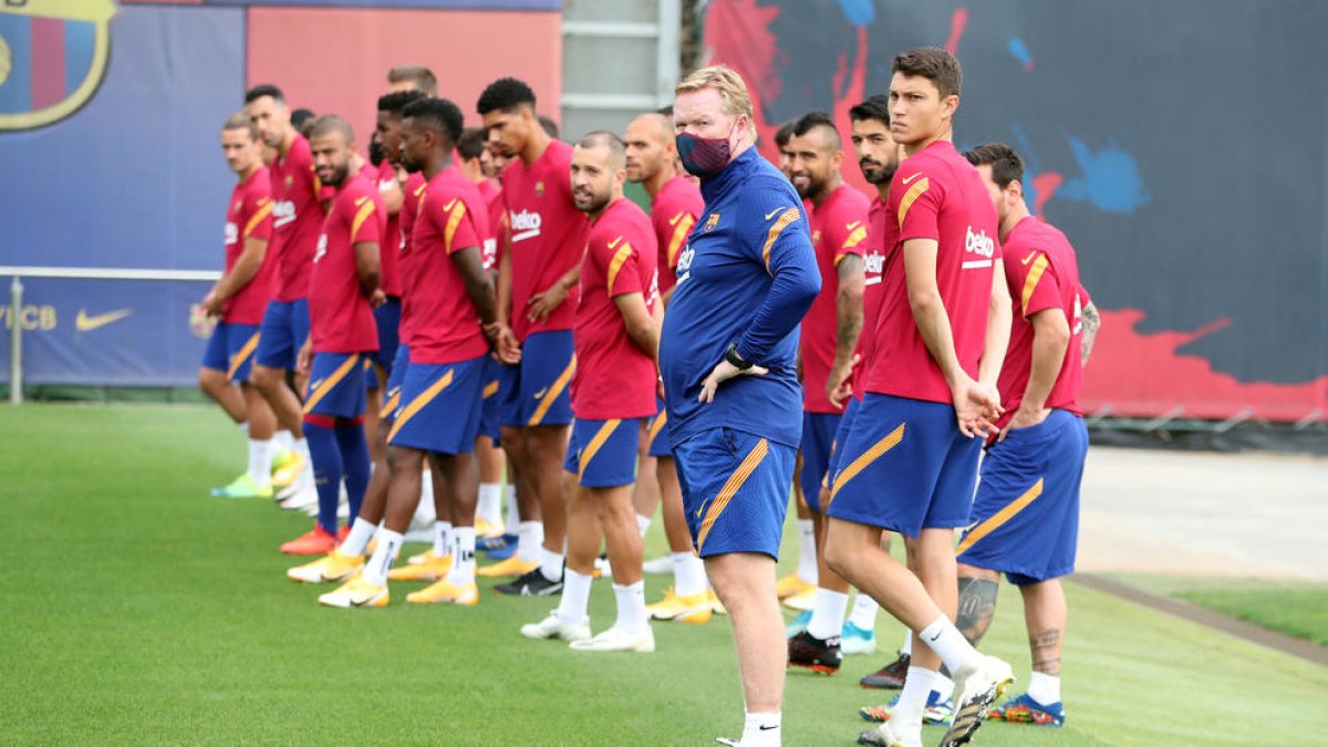 Ronald Koeman y sus jugadores durante el entrenamiento.