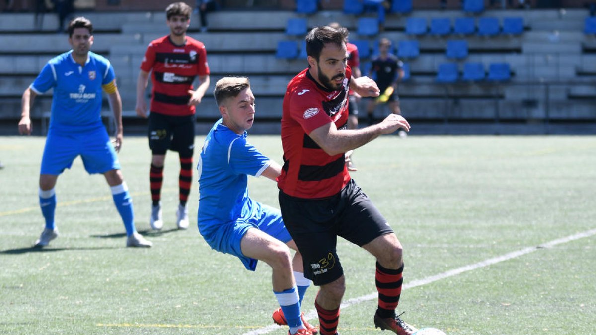 Un jugador del EFAC controla el balón delante de un defensor rival.