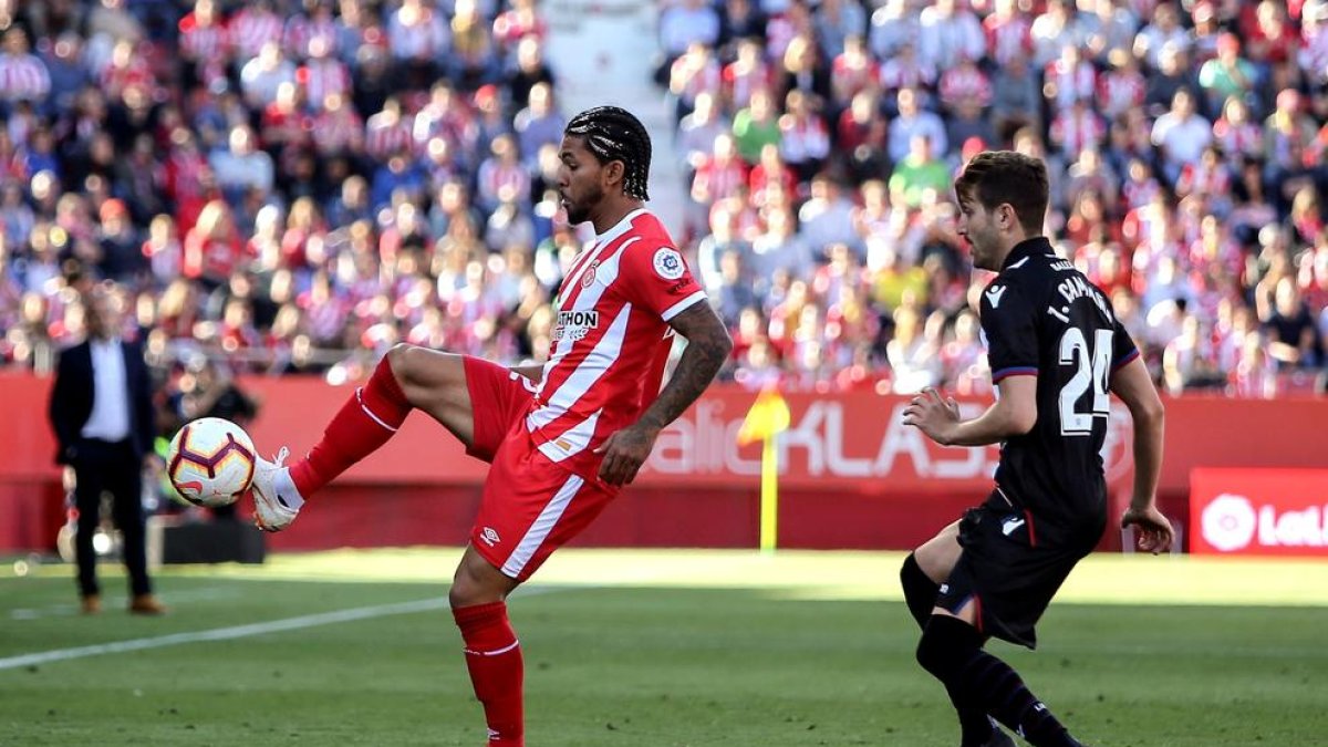 Douglas Luiz controla el balón ante Campaña, ayer durante el partido en Montilivi.