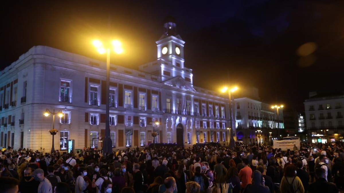 Cientos de personas se concentraron en la Puerta del Sol para protestar por las nuevas restricciones.