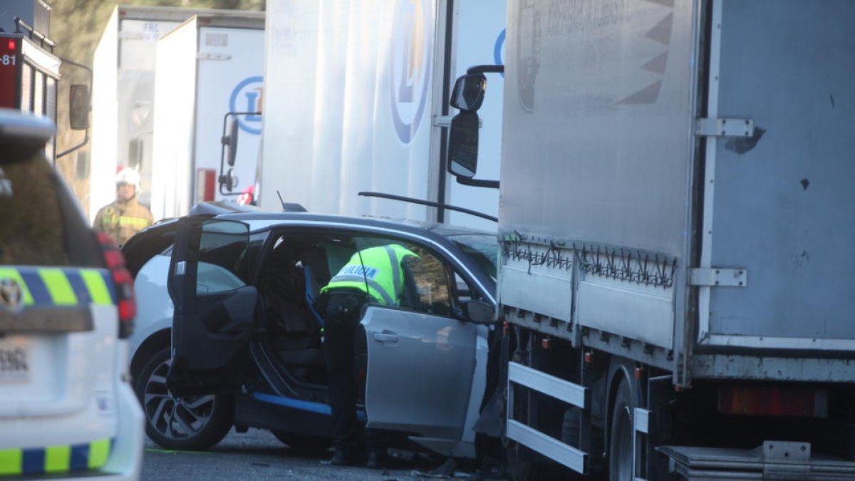 El accidente tuvo lugar ayer por la mañana a la altura del centro comercial Punt de Trobada.