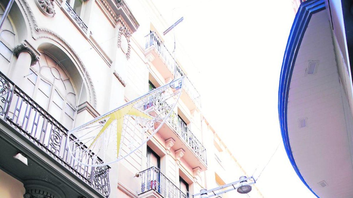 El edificio que ha sido desalojado, en el número 33 de la c/ Major.