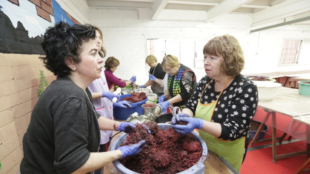 La Associació de Mestresses de Casa de Alcarrás elaboró 400 kilos de morcilla y 450 de longaniza.