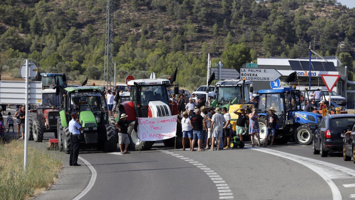 Imagen del corte del pasado domingo en la carretera C-12 en la entrada de Flix.