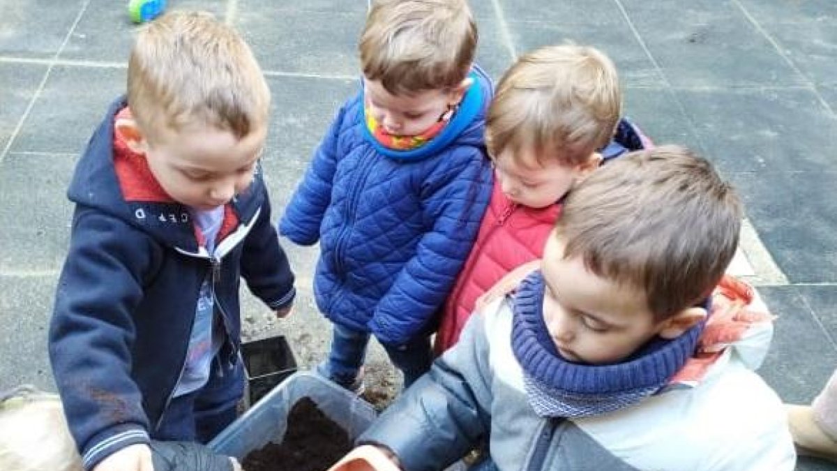 Els nens de l’escola bressol van plantar ahir llavors.