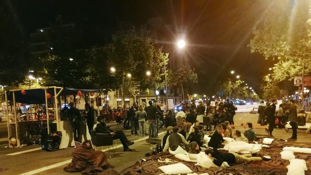 Acampada en defensa del dret a l’habitatge a Barcelona, ahir a la matinada.
