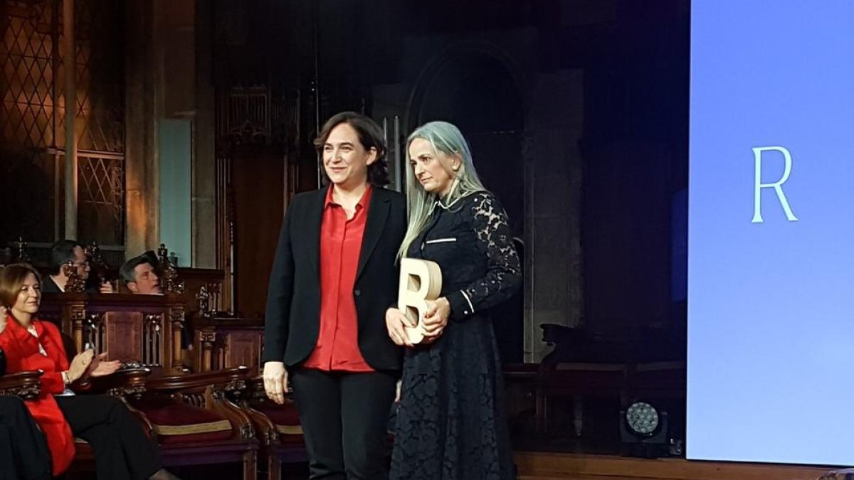 La mare de Rosalía va recollir la distinció per a l’artista.