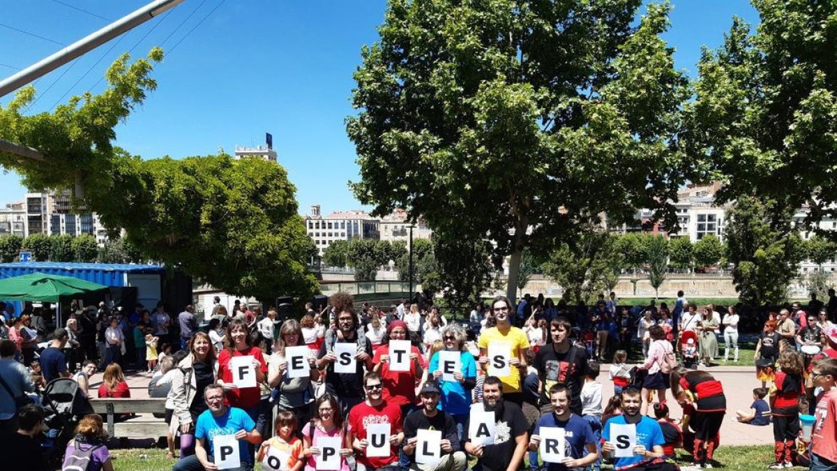 Miembros de La Crida-CUP, ayer, en Lleida.