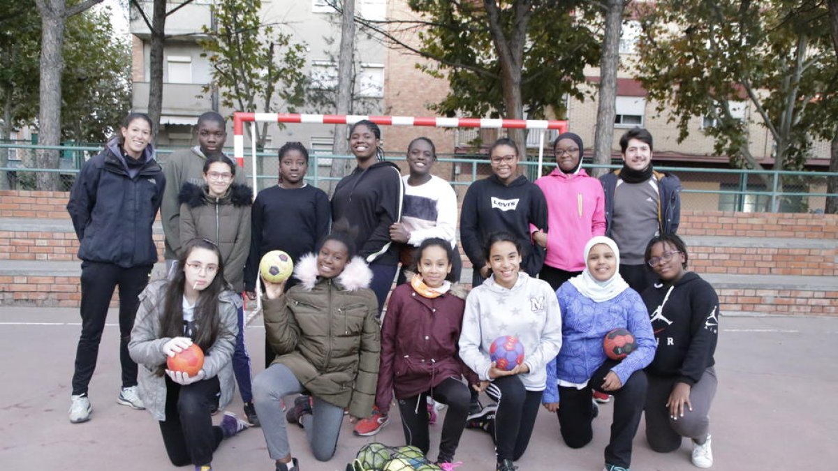 Les jugadores de l’equip infantil de l’Associació Lleidatana, amb els seus entrenadors, al pati de l’escola Balàfia.