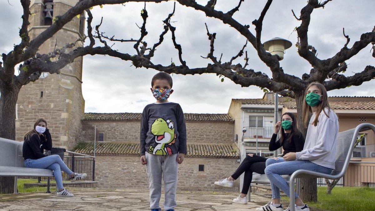 Imagen de pequeños en la calle en Massoteres, donde no hay ni una docena de niños y niñas.